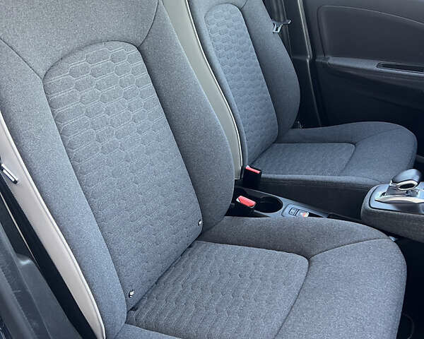 Серый Рено Зое, объемом двигателя 0 л и пробегом 115 тыс. км за 12650 $, фото 18 на Automoto.ua