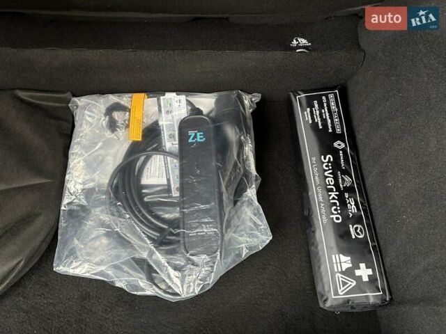 Серый Рено Зое, объемом двигателя 0 л и пробегом 33 тыс. км за 12900 $, фото 79 на Automoto.ua