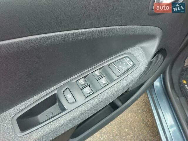 Серый Рено Зое, объемом двигателя 0 л и пробегом 68 тыс. км за 13700 $, фото 17 на Automoto.ua