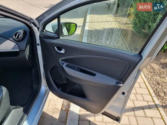 Серый Рено Зое, объемом двигателя 0 л и пробегом 66 тыс. км за 12850 $, фото 25 на Automoto.ua