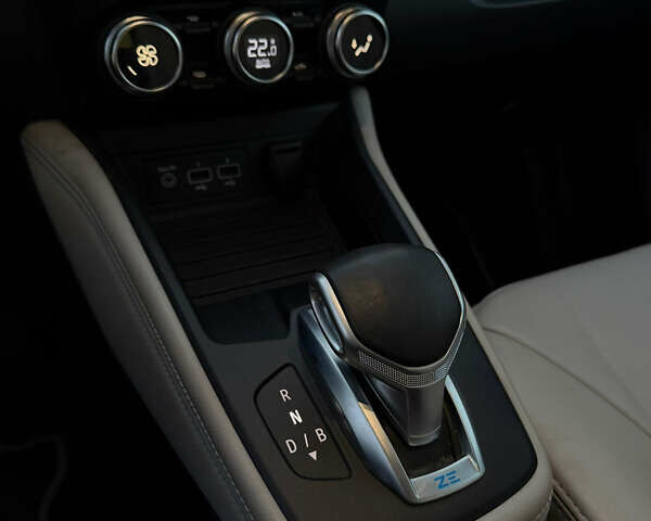 Серый Рено Зое, объемом двигателя 0 л и пробегом 40 тыс. км за 12200 $, фото 15 на Automoto.ua