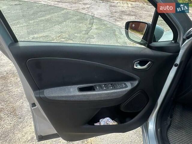 Серый Рено Зое, объемом двигателя 0 л и пробегом 38 тыс. км за 16250 $, фото 12 на Automoto.ua