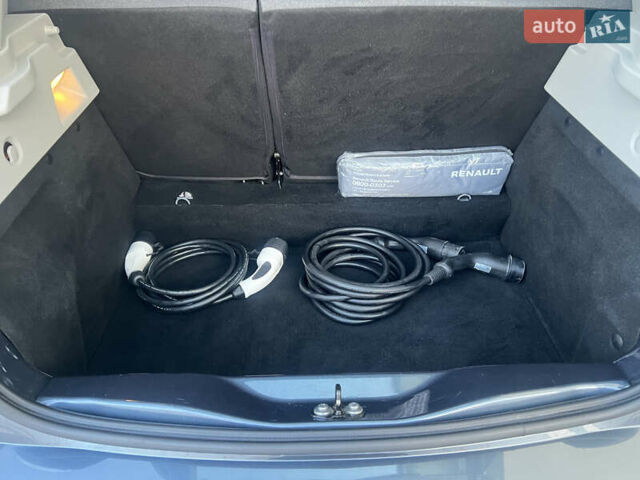 Серый Рено Зое, объемом двигателя 0 л и пробегом 115 тыс. км за 12650 $, фото 36 на Automoto.ua