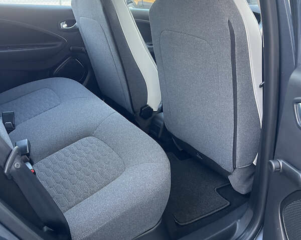 Серый Рено Зое, объемом двигателя 0 л и пробегом 115 тыс. км за 12650 $, фото 20 на Automoto.ua