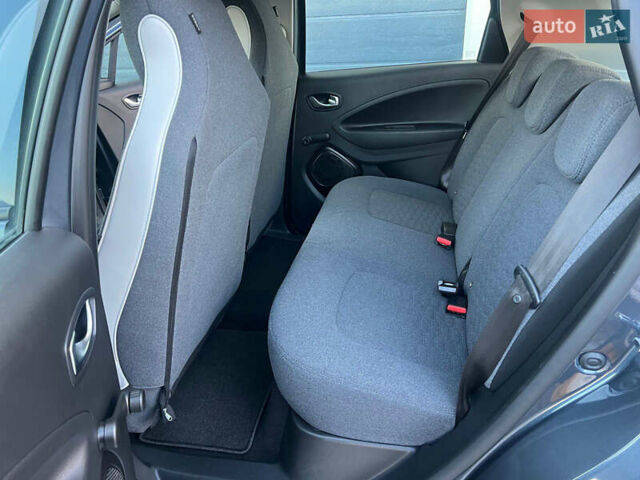 Серый Рено Зое, объемом двигателя 0 л и пробегом 115 тыс. км за 12550 $, фото 20 на Automoto.ua