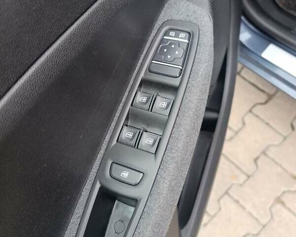 Серый Рено Зое, объемом двигателя 0 л и пробегом 81 тыс. км за 12700 $, фото 4 на Automoto.ua