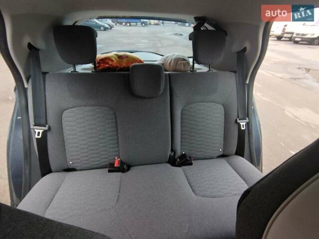 Серый Рено Зое, объемом двигателя 0 л и пробегом 68 тыс. км за 13700 $, фото 14 на Automoto.ua