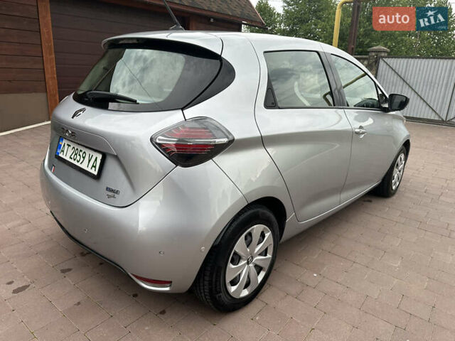 Серый Рено Зое, объемом двигателя 0 л и пробегом 77 тыс. км за 11999 $, фото 5 на Automoto.ua