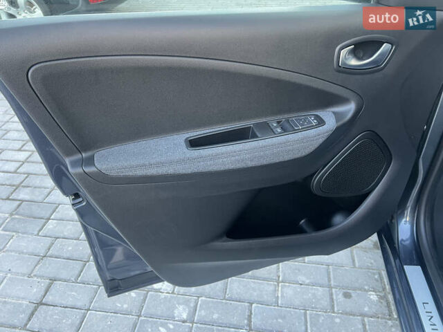 Серый Рено Зое, объемом двигателя 0 л и пробегом 115 тыс. км за 12650 $, фото 29 на Automoto.ua
