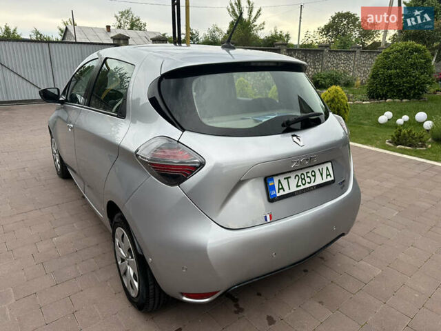 Серый Рено Зое, объемом двигателя 0 л и пробегом 77 тыс. км за 11999 $, фото 7 на Automoto.ua