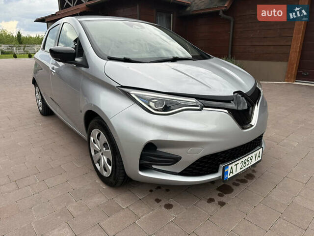 Серый Рено Зое, объемом двигателя 0 л и пробегом 77 тыс. км за 11999 $, фото 2 на Automoto.ua