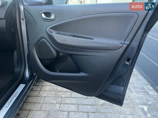 Серый Рено Зое, объемом двигателя 0 л и пробегом 115 тыс. км за 12650 $, фото 16 на Automoto.ua