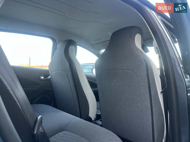 Серый Рено Зое, объемом двигателя 0 л и пробегом 115 тыс. км за 12650 $, фото 23 на Automoto.ua