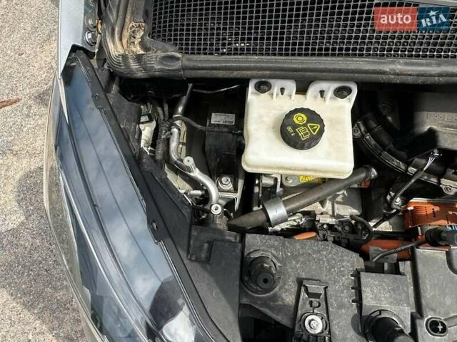Серый Рено Зое, объемом двигателя 0 л и пробегом 38 тыс. км за 16250 $, фото 23 на Automoto.ua