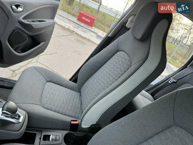 Серый Рено Зое, объемом двигателя 0 л и пробегом 45 тыс. км за 12999 $, фото 65 на Automoto.ua