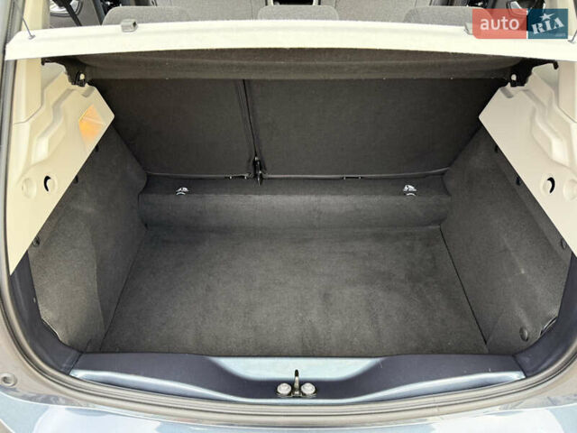 Серый Рено Зое, объемом двигателя 0 л и пробегом 45 тыс. км за 12999 $, фото 84 на Automoto.ua