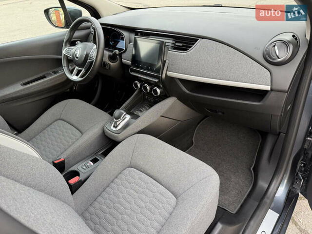 Серый Рено Зое, объемом двигателя 0 л и пробегом 45 тыс. км за 12999 $, фото 44 на Automoto.ua