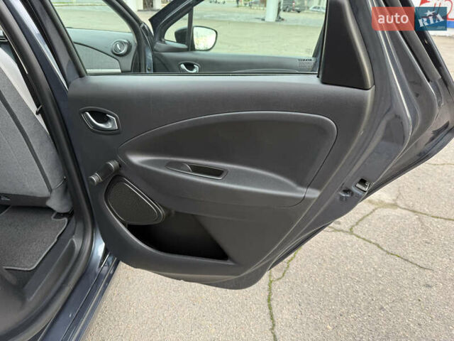 Серый Рено Зое, объемом двигателя 0 л и пробегом 45 тыс. км за 12999 $, фото 50 на Automoto.ua