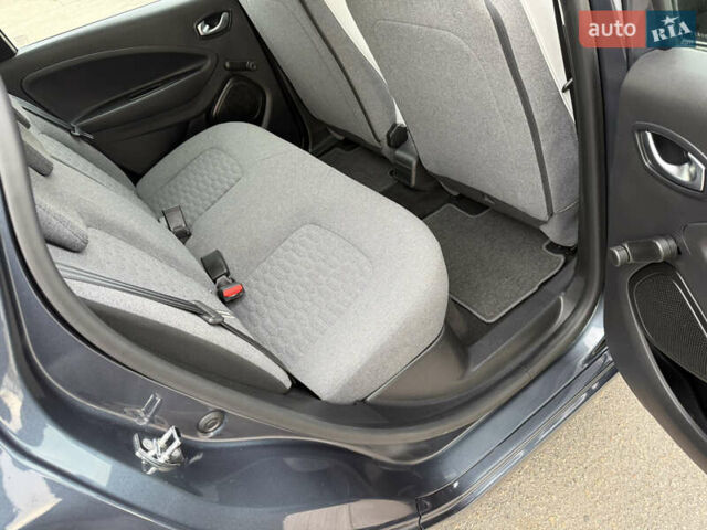 Серый Рено Зое, объемом двигателя 0 л и пробегом 45 тыс. км за 12999 $, фото 55 на Automoto.ua