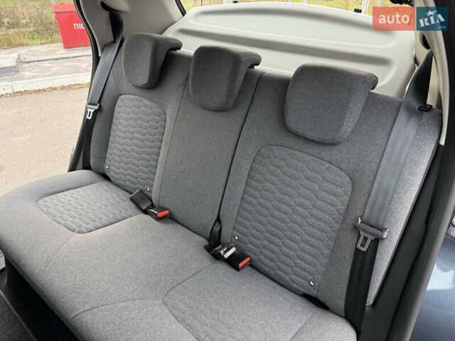 Серый Рено Зое, объемом двигателя 0 л и пробегом 45 тыс. км за 12999 $, фото 74 на Automoto.ua