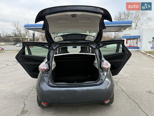 Серый Рено Зое, объемом двигателя 0 л и пробегом 45 тыс. км за 12999 $, фото 114 на Automoto.ua