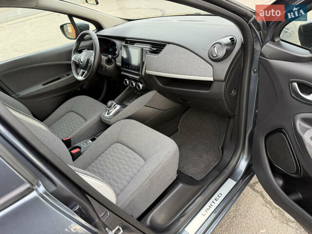 Серый Рено Зое, объемом двигателя 0 л и пробегом 45 тыс. км за 12999 $, фото 43 на Automoto.ua