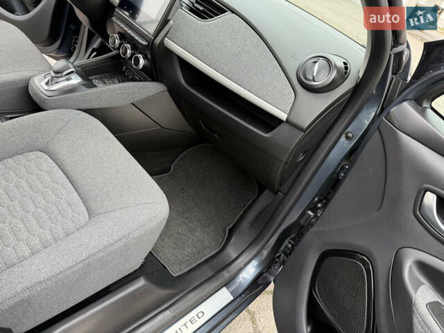 Серый Рено Зое, объемом двигателя 0 л и пробегом 45 тыс. км за 12999 $, фото 88 на Automoto.ua