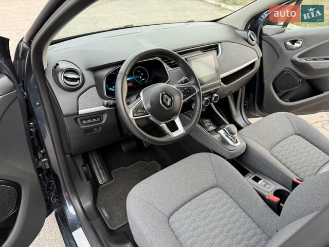 Серый Рено Зое, объемом двигателя 0 л и пробегом 45 тыс. км за 12999 $, фото 70 на Automoto.ua