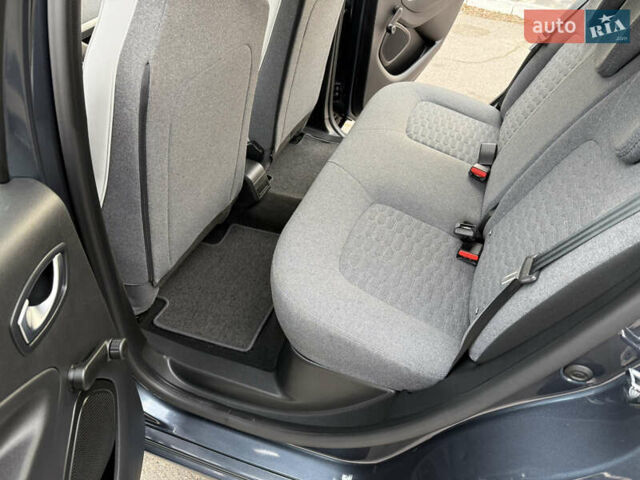 Серый Рено Зое, объемом двигателя 0 л и пробегом 45 тыс. км за 12999 $, фото 76 на Automoto.ua