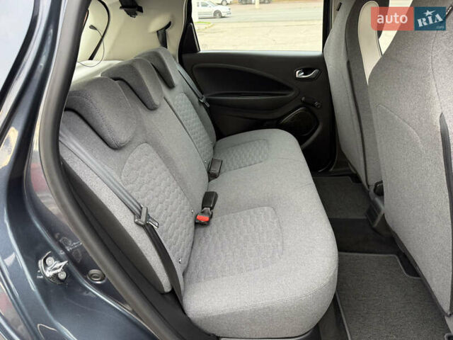 Серый Рено Зое, объемом двигателя 0 л и пробегом 45 тыс. км за 12999 $, фото 8 на Automoto.ua