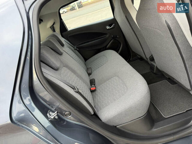 Серый Рено Зое, объемом двигателя 0 л и пробегом 45 тыс. км за 12999 $, фото 52 на Automoto.ua