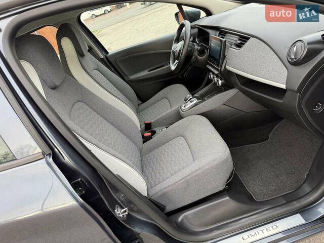 Серый Рено Зое, объемом двигателя 0 л и пробегом 45 тыс. км за 12999 $, фото 45 на Automoto.ua