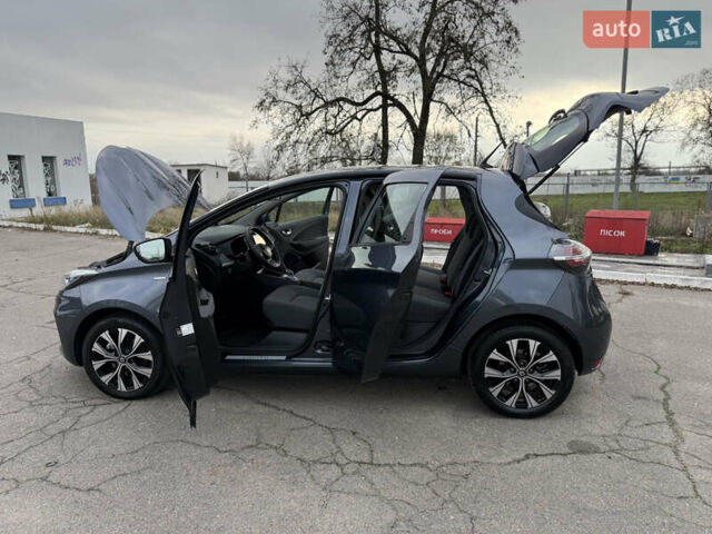 Серый Рено Зое, объемом двигателя 0 л и пробегом 45 тыс. км за 12999 $, фото 118 на Automoto.ua