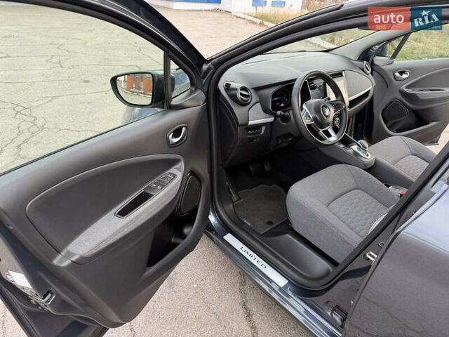 Серый Рено Зое, объемом двигателя 0 л и пробегом 45 тыс. км за 12999 $, фото 71 на Automoto.ua