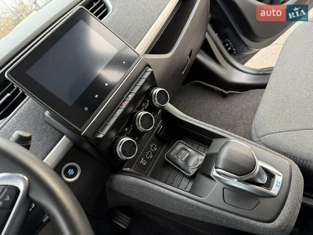 Серый Рено Зое, объемом двигателя 0 л и пробегом 45 тыс. км за 12999 $, фото 66 на Automoto.ua