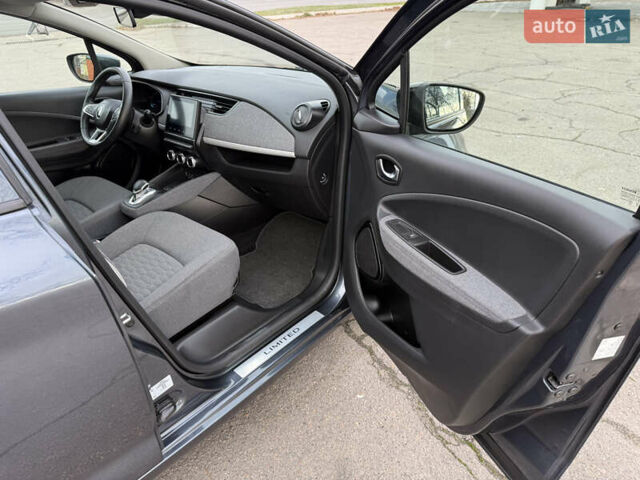 Серый Рено Зое, объемом двигателя 0 л и пробегом 45 тыс. км за 12999 $, фото 49 на Automoto.ua