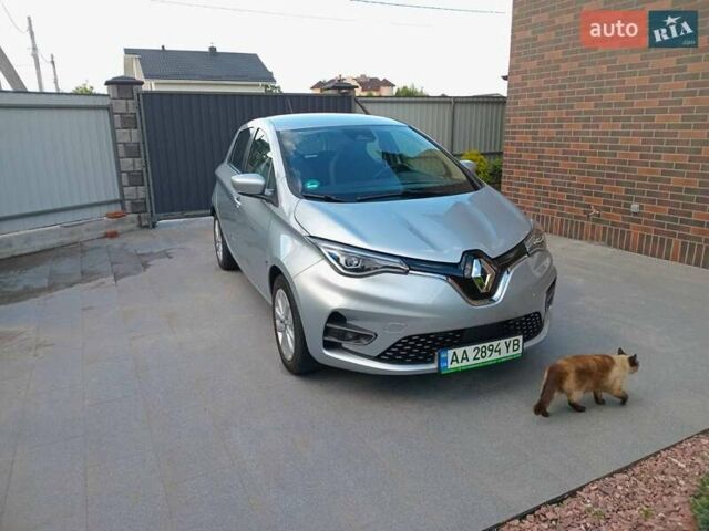 Серый Рено Зое, объемом двигателя 0 л и пробегом 52 тыс. км за 15500 $, фото 3 на Automoto.ua