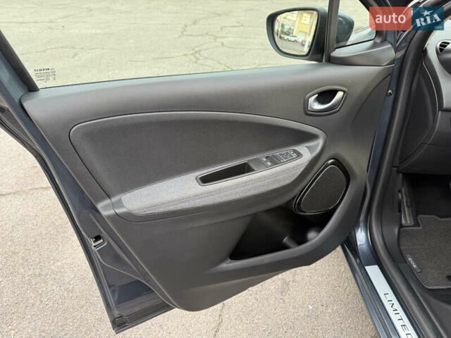 Серый Рено Зое, объемом двигателя 0 л и пробегом 45 тыс. км за 12999 $, фото 57 на Automoto.ua