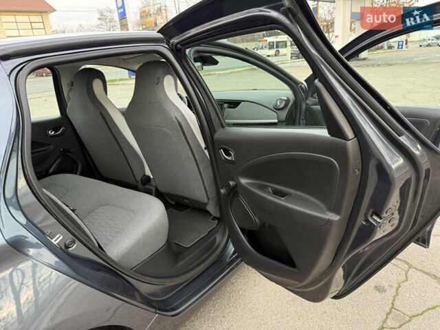 Серый Рено Зое, объемом двигателя 0 л и пробегом 45 тыс. км за 12999 $, фото 54 на Automoto.ua