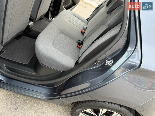 Серый Рено Зое, объемом двигателя 0 л и пробегом 45 тыс. км за 12999 $, фото 93 на Automoto.ua