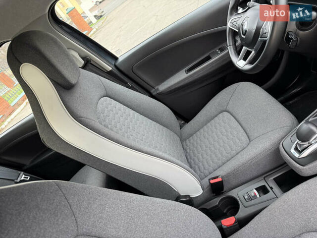 Серый Рено Зое, объемом двигателя 0 л и пробегом 45 тыс. км за 12999 $, фото 47 на Automoto.ua