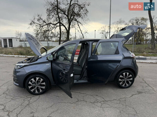 Серый Рено Зое, объемом двигателя 0 л и пробегом 45 тыс. км за 12999 $, фото 119 на Automoto.ua