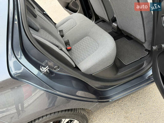 Серый Рено Зое, объемом двигателя 0 л и пробегом 45 тыс. км за 12999 $, фото 89 на Automoto.ua