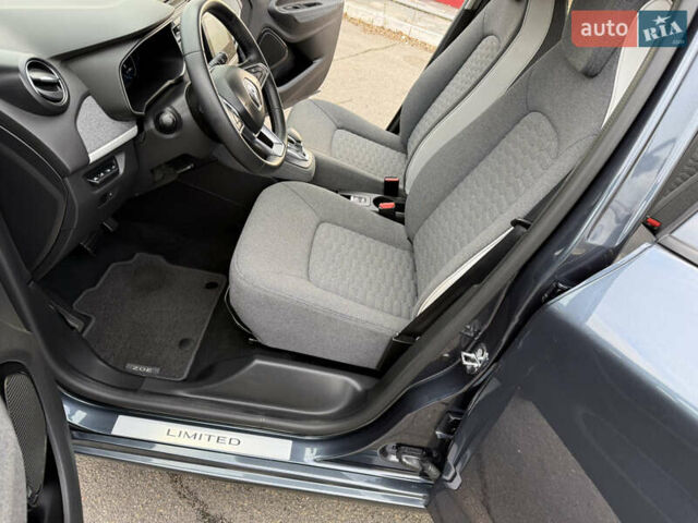 Серый Рено Зое, объемом двигателя 0 л и пробегом 45 тыс. км за 12999 $, фото 92 на Automoto.ua