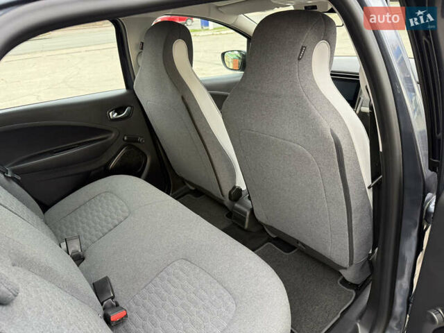 Серый Рено Зое, объемом двигателя 0 л и пробегом 45 тыс. км за 12999 $, фото 56 на Automoto.ua