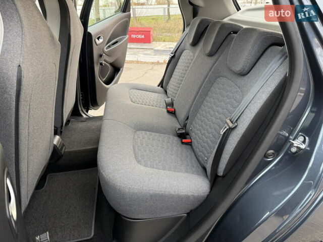 Серый Рено Зое, объемом двигателя 0 л и пробегом 45 тыс. км за 12999 $, фото 9 на Automoto.ua