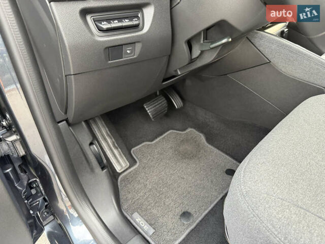 Серый Рено Зое, объемом двигателя 0 л и пробегом 45 тыс. км за 12999 $, фото 69 на Automoto.ua