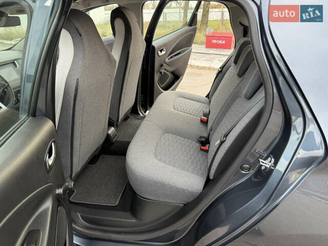 Серый Рено Зое, объемом двигателя 0 л и пробегом 45 тыс. км за 12999 $, фото 73 на Automoto.ua