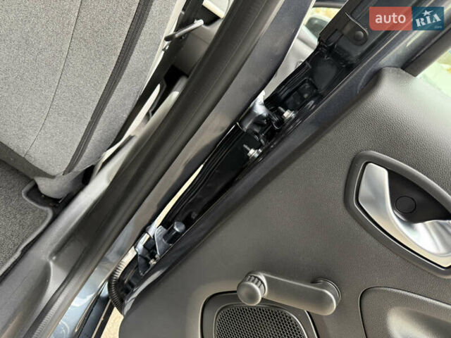 Серый Рено Зое, объемом двигателя 0 л и пробегом 45 тыс. км за 12999 $, фото 90 на Automoto.ua