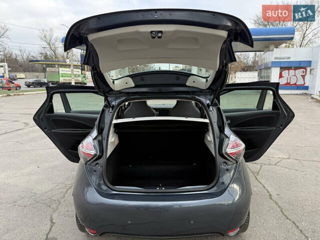 Серый Рено Зое, объемом двигателя 0 л и пробегом 45 тыс. км за 12999 $, фото 80 на Automoto.ua